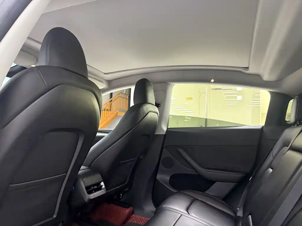 Tesla Model Y — миниатюра 15