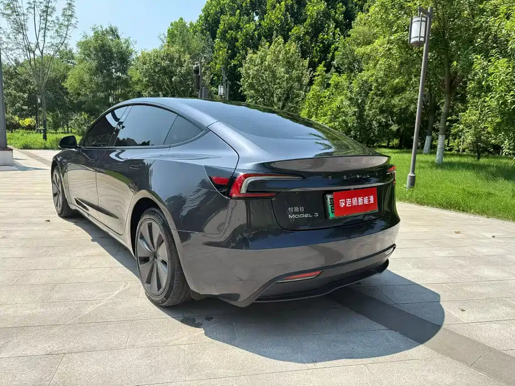 Tesla Model 3 — миниатюра 3