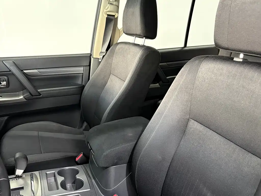 Mitsubishi Pajero (Import) — миниатюра 8