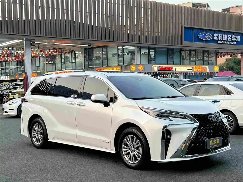 Toyota Sienna — миниатюра 3