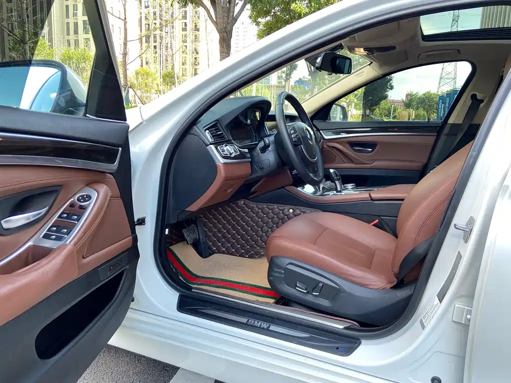 BMW 5 Series — миниатюра 9