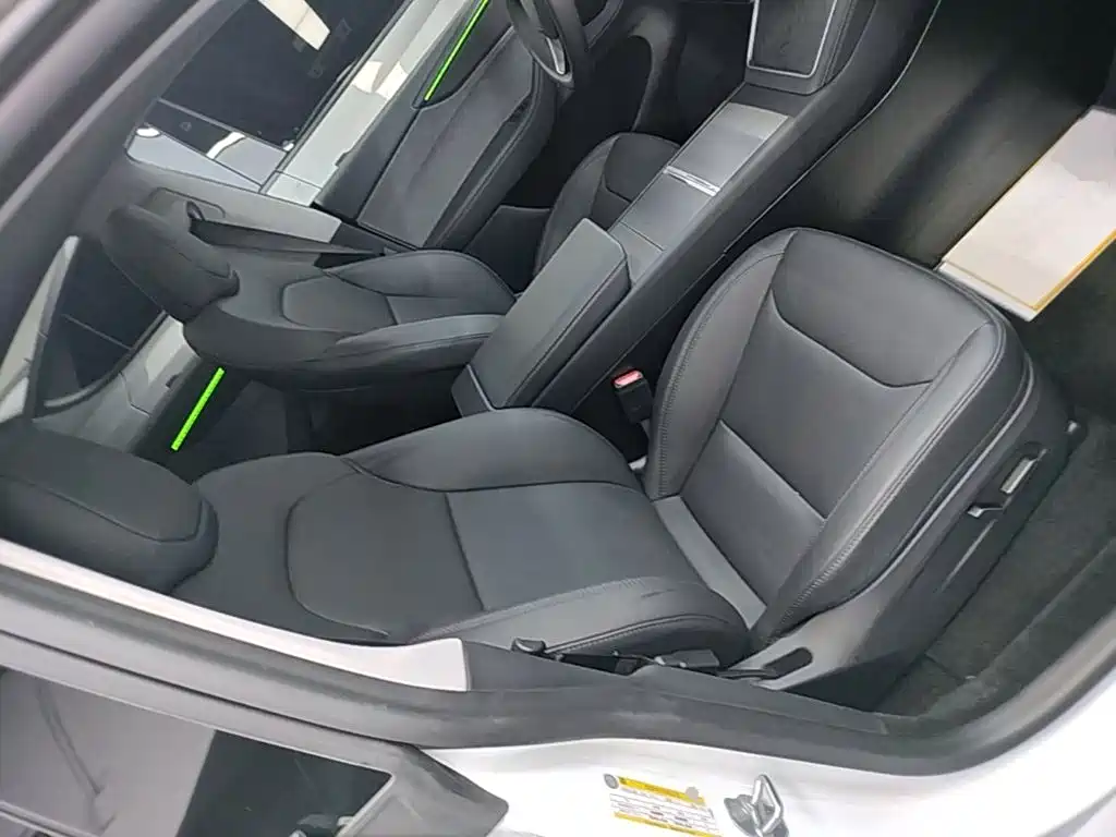 Tesla Model Y — миниатюра 25