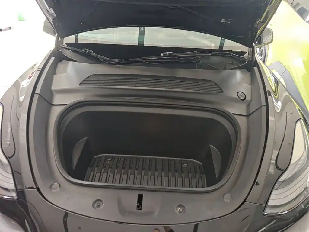 Tesla Model Y — миниатюра 20