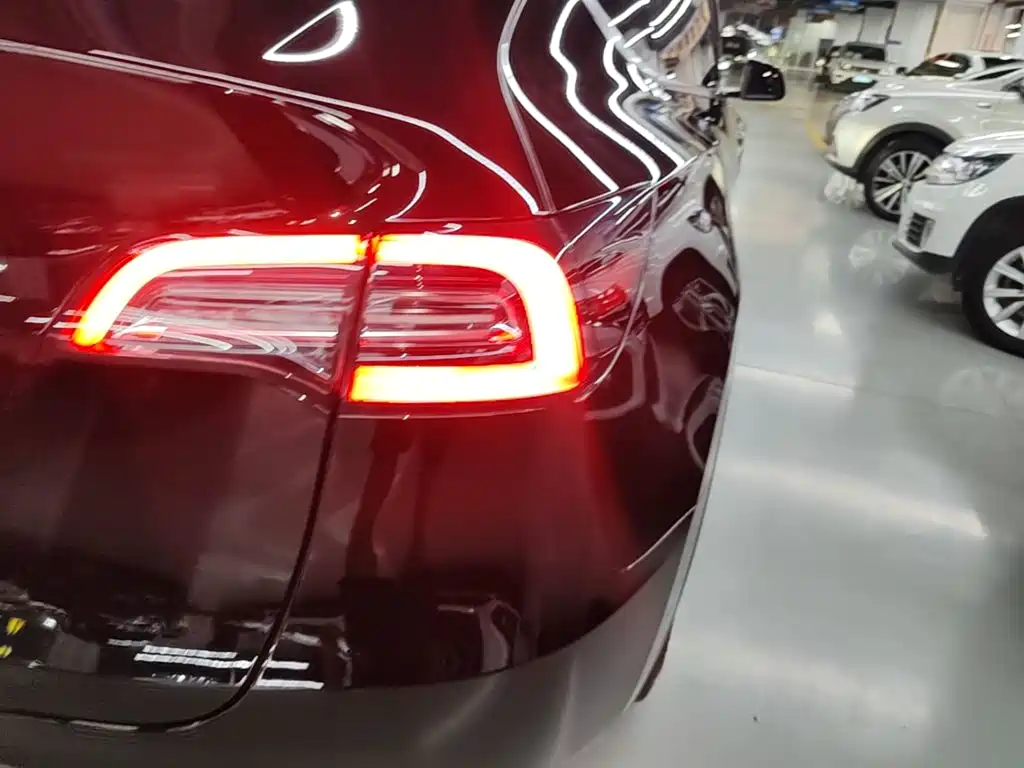Tesla Model Y — миниатюра 8