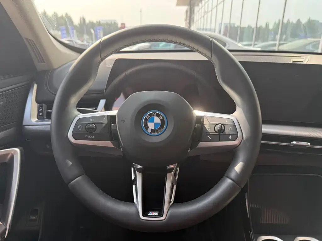 BMW iX1 — миниатюра 9