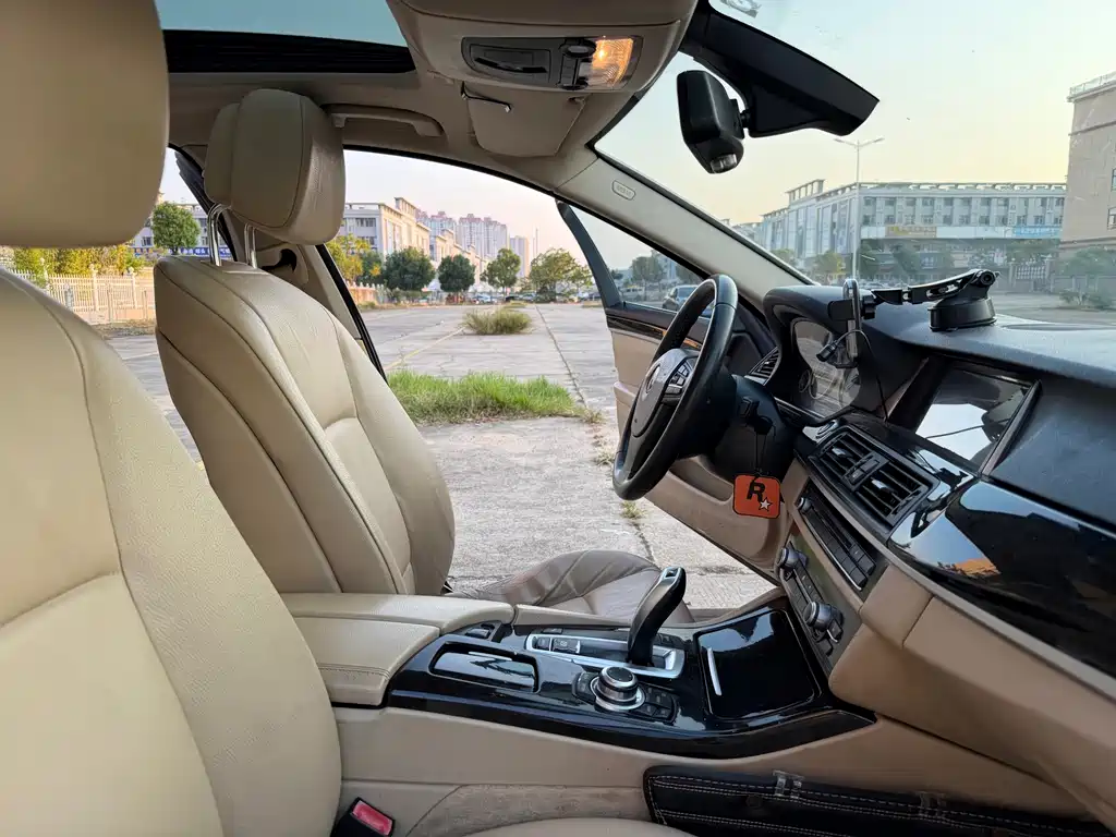 BMW 5 Series — миниатюра 8