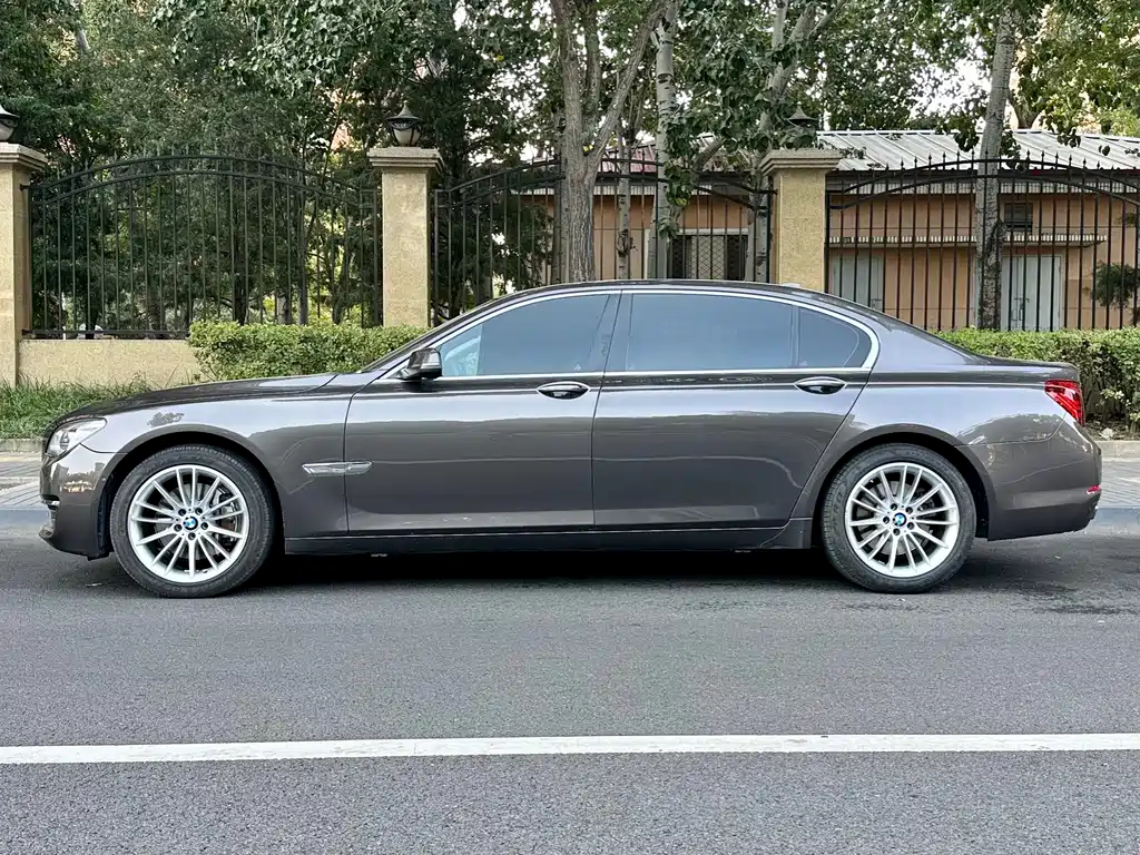 BMW 7 Series — миниатюра 3
