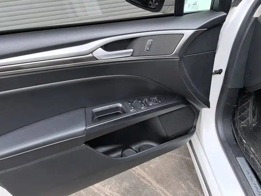 Ford Mondeo — миниатюра 7