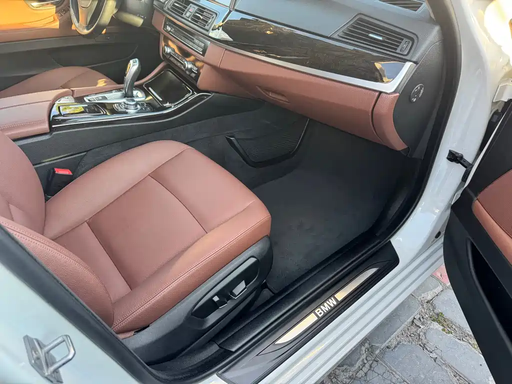 BMW 5 Series — миниатюра 17