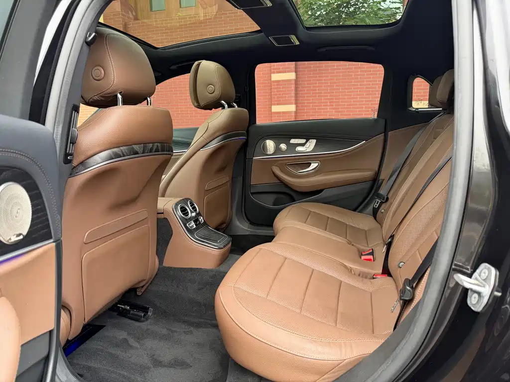 Mercedes-Benz E-Class — миниатюра 8