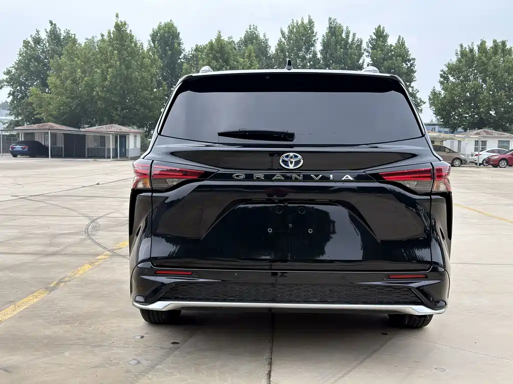 Toyota Granvia — миниатюра 8