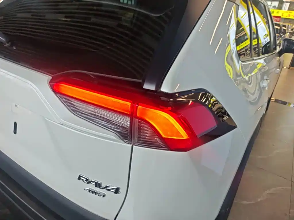 Toyota RAV4 — миниатюра 8