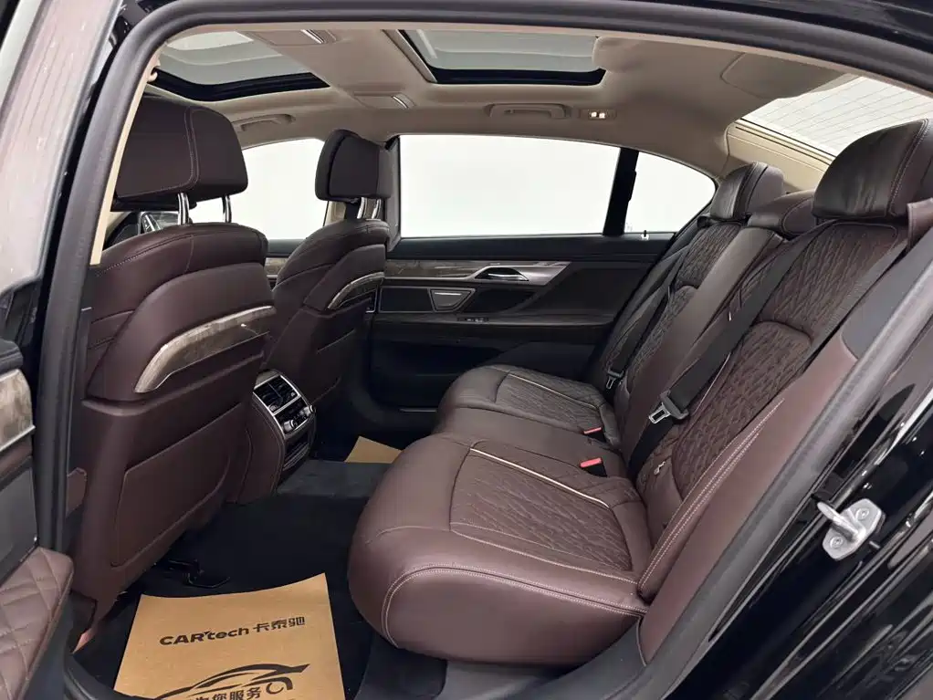 BMW 7 Series — миниатюра 9
