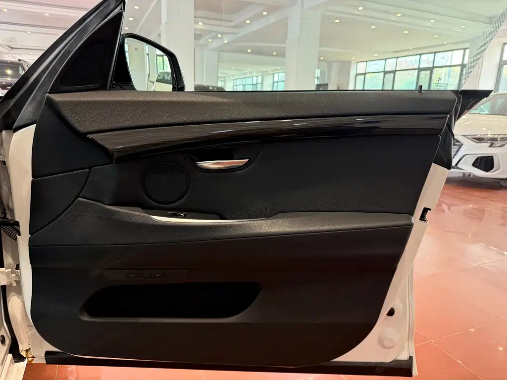 BMW 5 Series GT — миниатюра 15