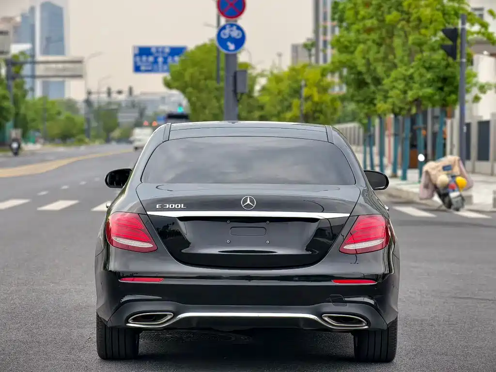 Mercedes-Benz E-Class — миниатюра 7