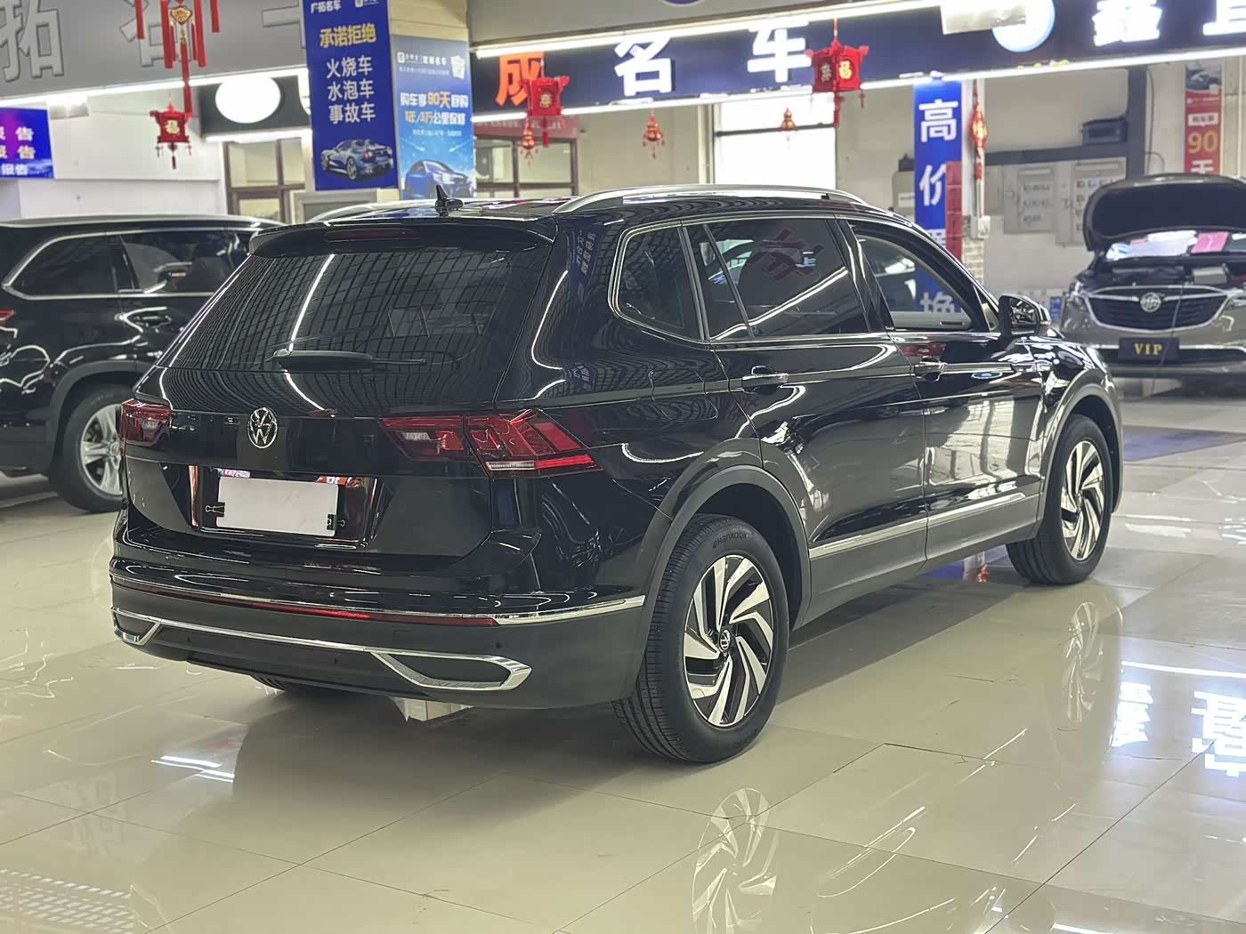 Volkswagen Tiguan L 1.4 л 2022 г. Чёрный, пробег 27000 км