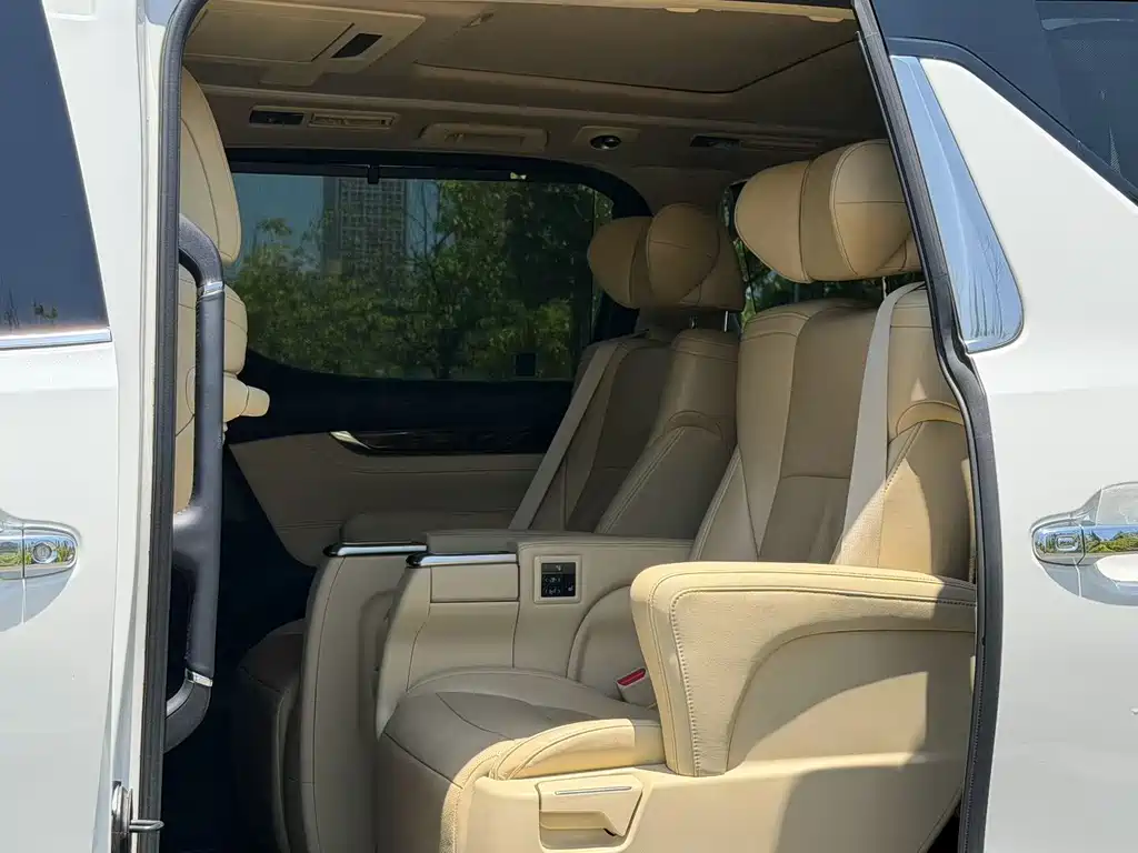 Toyota Alphard — миниатюра 6