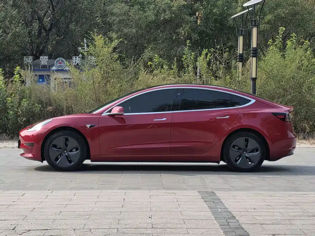 Tesla Model 3 — миниатюра 3