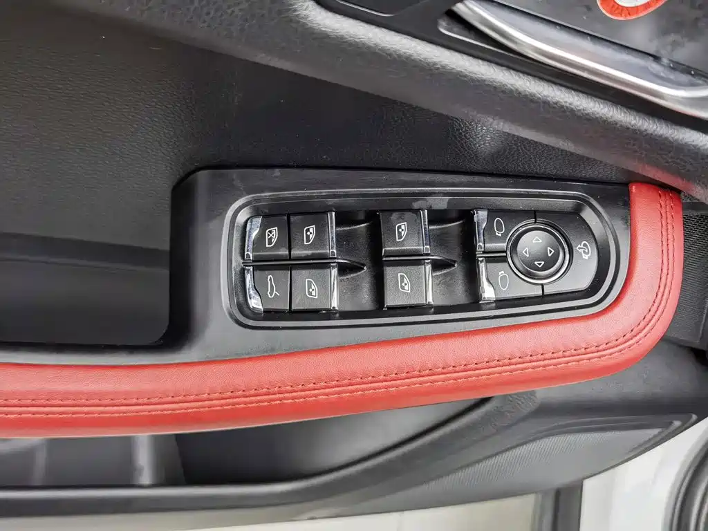Porsche Macan — миниатюра 9