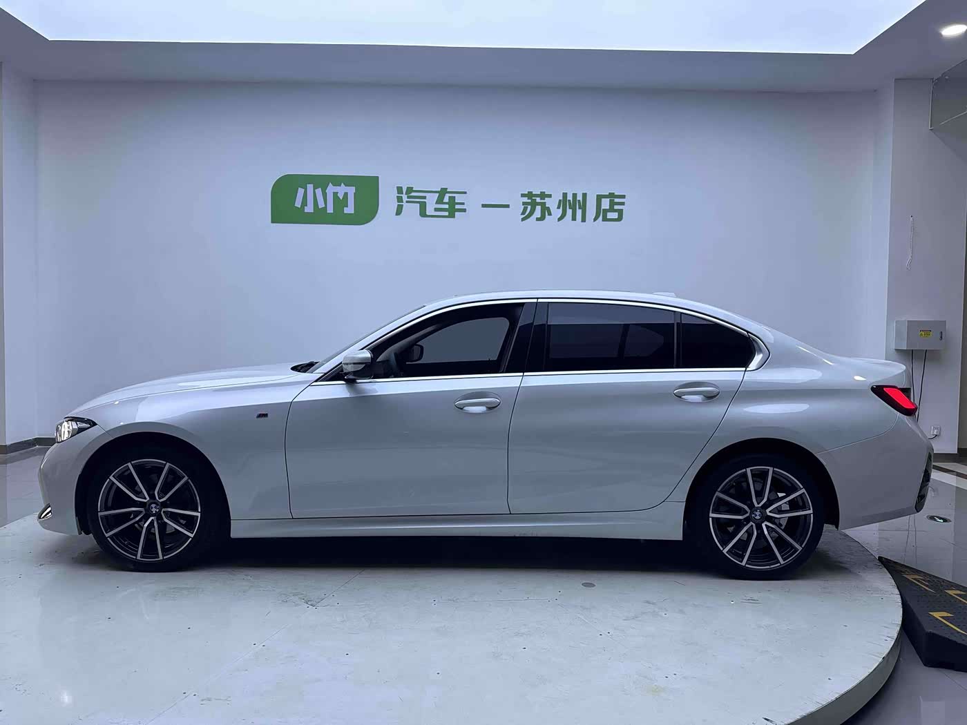 BMW 3 Series 2.0 л 2023 г. Белый, пробег 8000 км