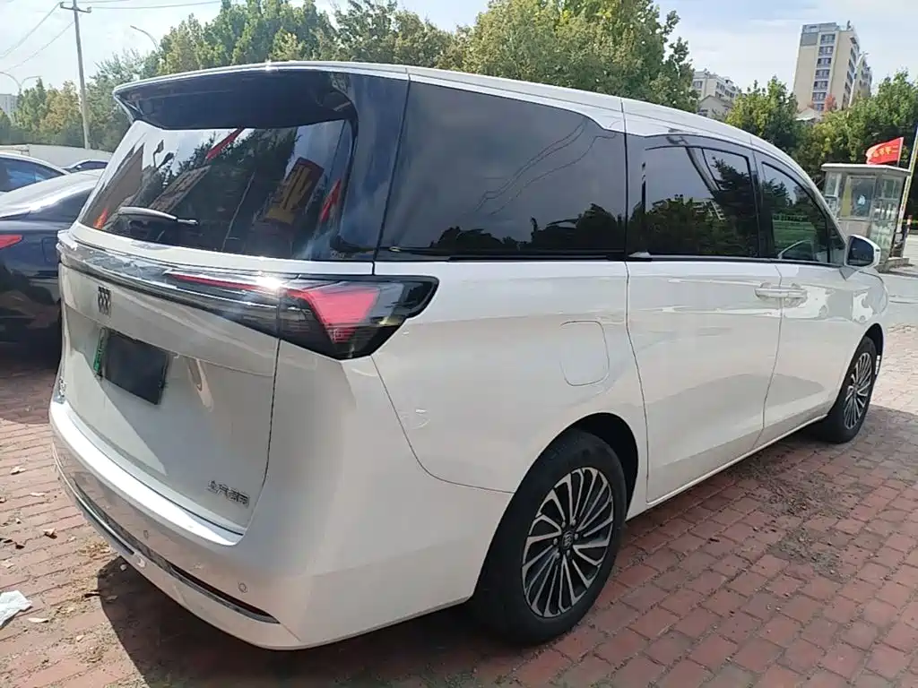 Buick GL8 Hybrid — миниатюра 6