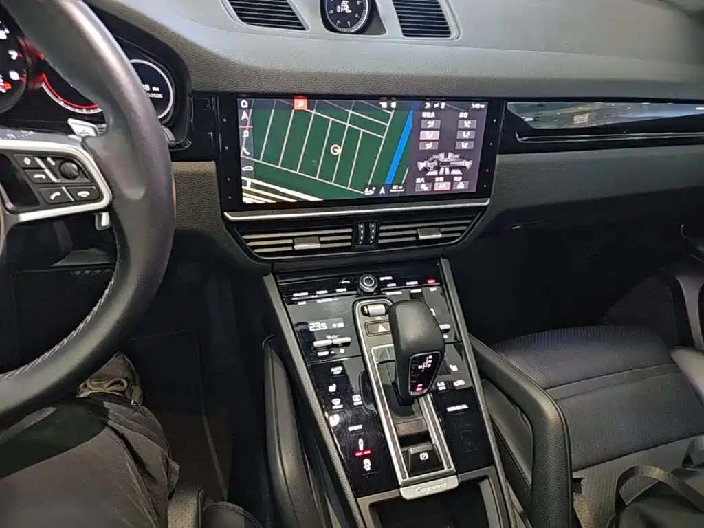 Porsche Cayenne — миниатюра 13
