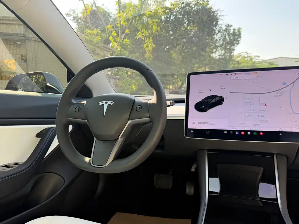 Tesla Model 3 — миниатюра 16