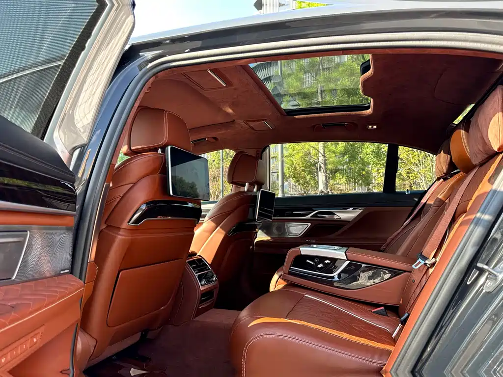BMW 7 Series — миниатюра 8