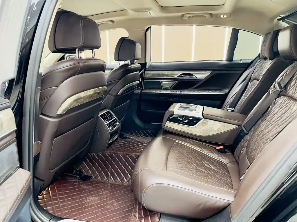 BMW 7 Series — миниатюра 6