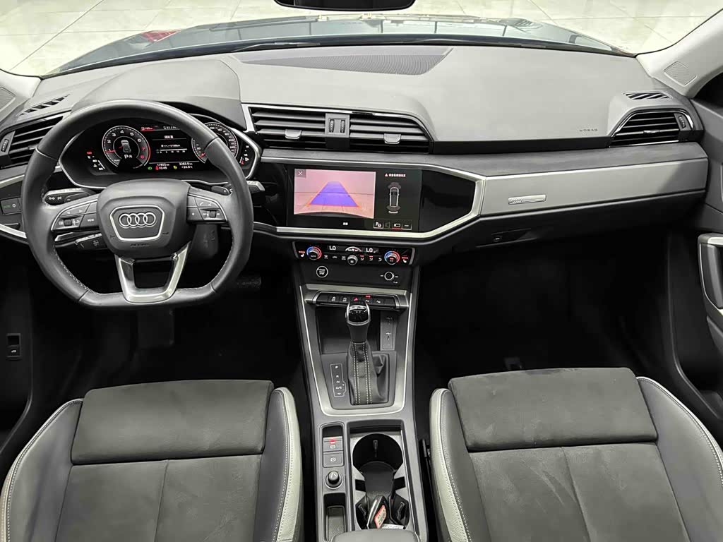 Audi Q3 1.4 л 2023 г. Серебристо-серый, пробег 17900 км