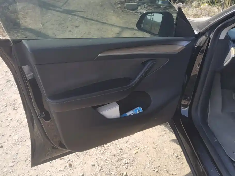 Tesla Model Y — миниатюра 7