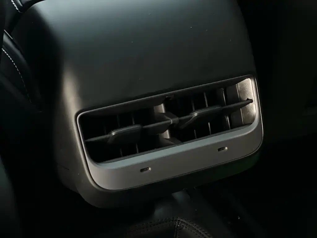 Tesla Model Y — миниатюра 14
