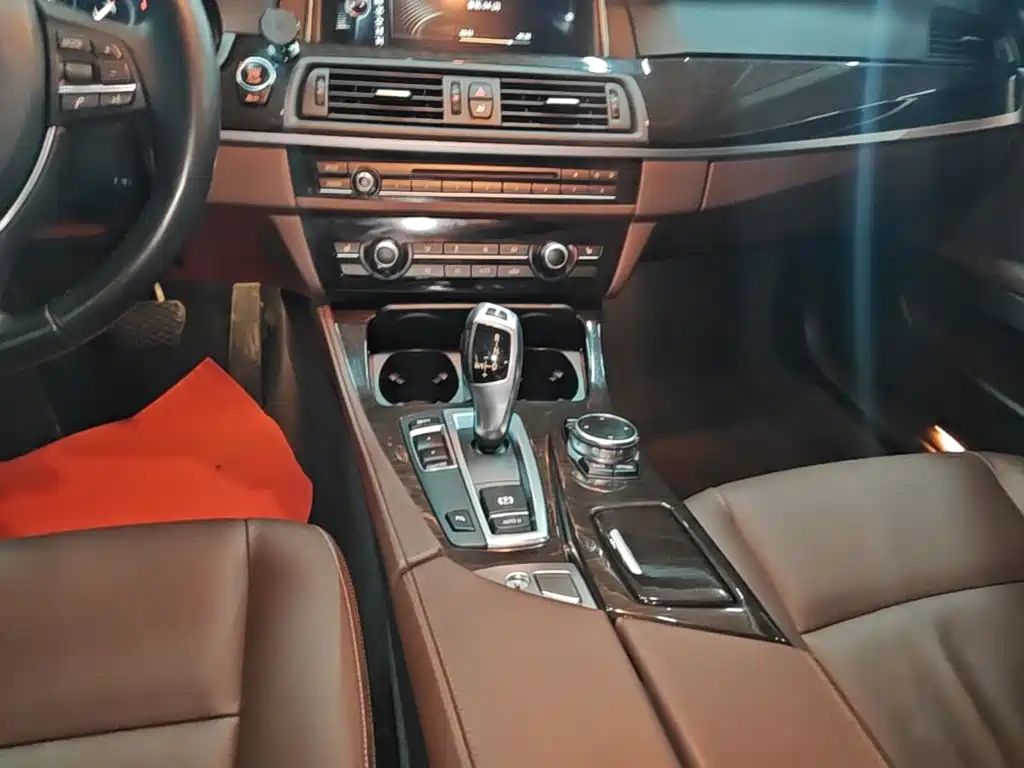 BMW 5 Series — миниатюра 14