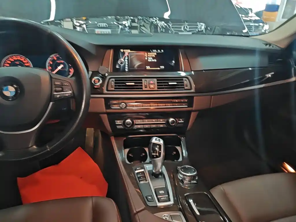 BMW 5 Series — миниатюра 13