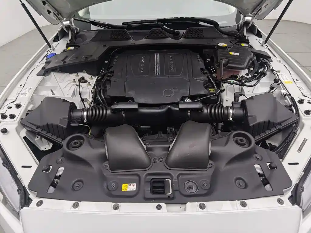 Jaguar XJ — миниатюра 6