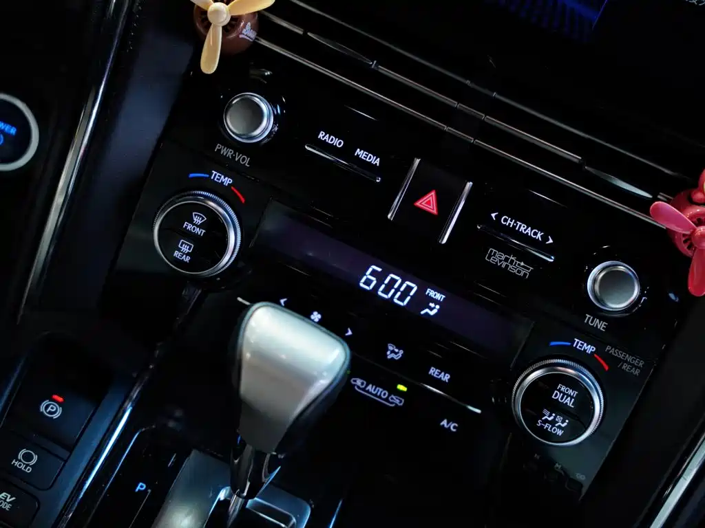 Lexus LM — миниатюра 37