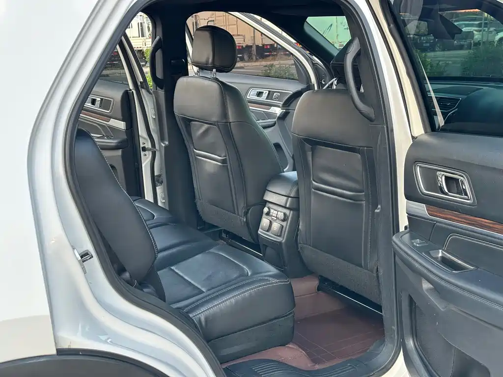 Ford Explorer (Import) — миниатюра 10