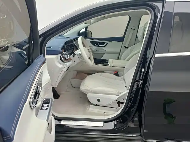 Mercedes-Benz EQE SUV — миниатюра 8