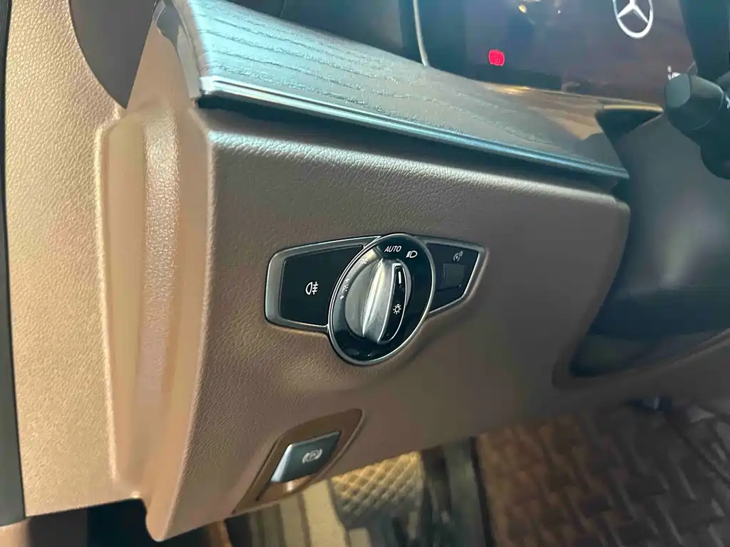 Mercedes-Benz E-Class — миниатюра 14