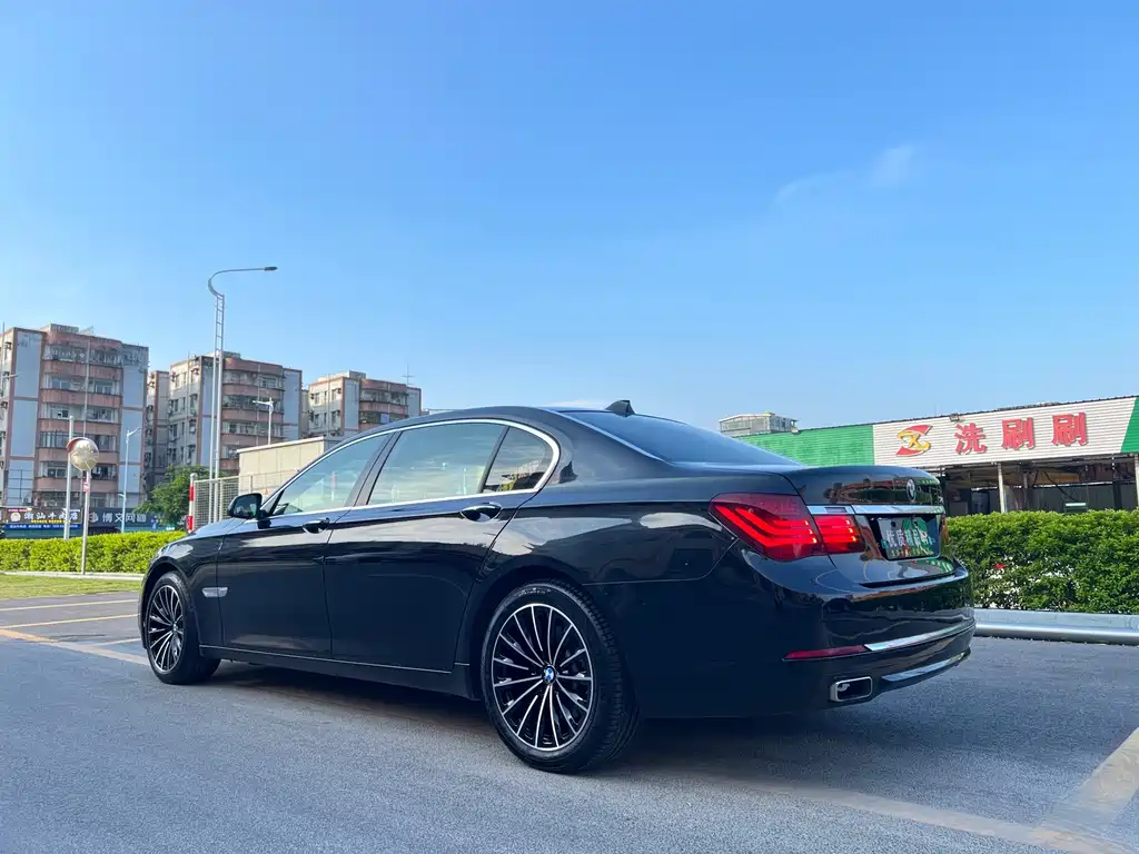 BMW 7 Series — миниатюра 6