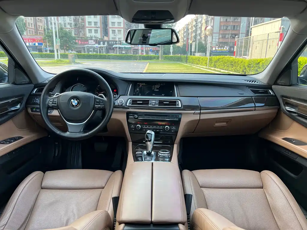 BMW 7 Series — миниатюра 21