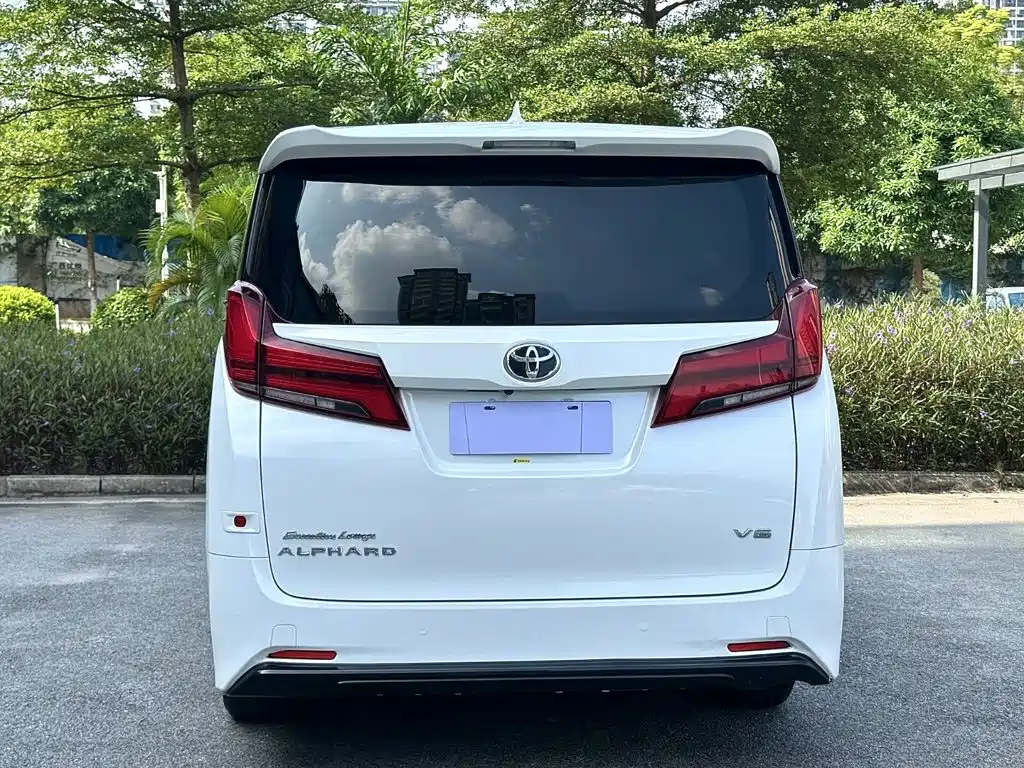 Toyota Alphard — миниатюра 5
