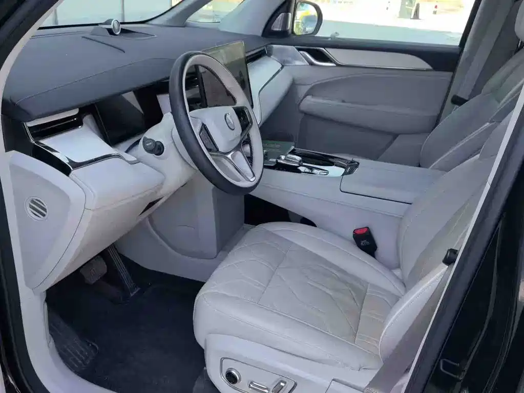 Volvo EM90 2025 Ultra мест
