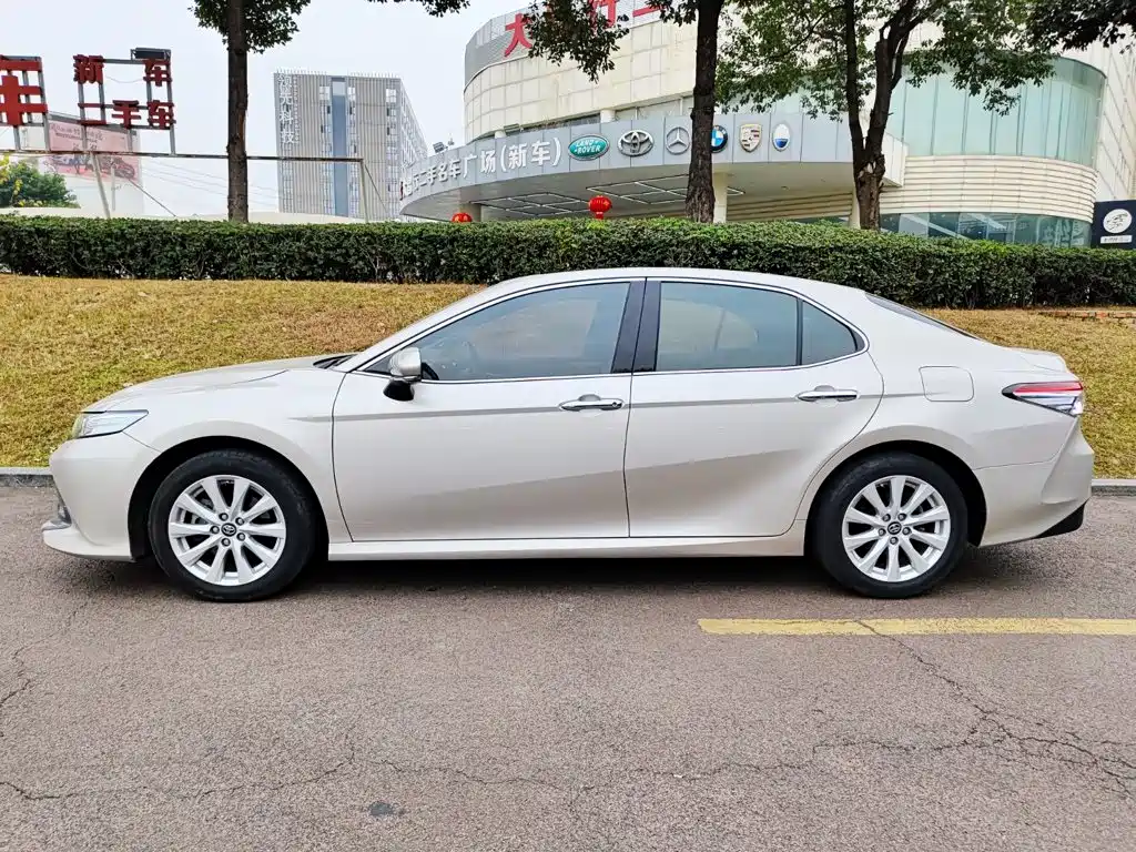 Toyota Camry — миниатюра 3