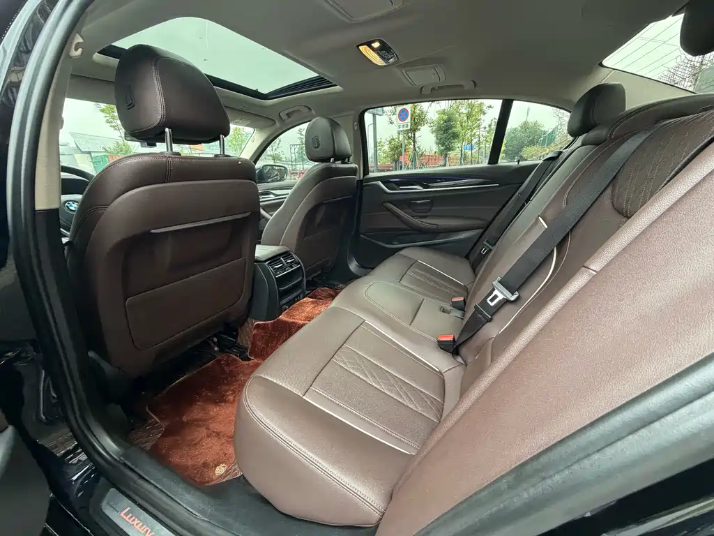 BMW 5 Series — миниатюра 10