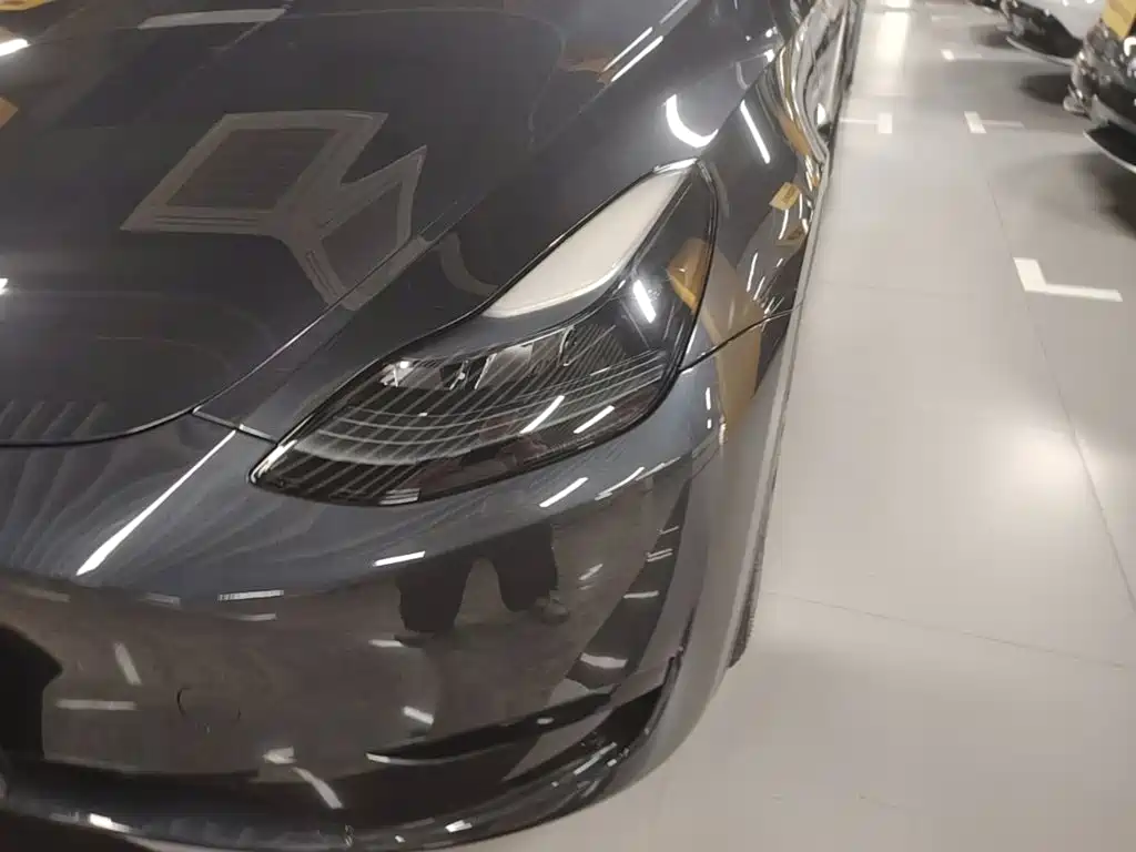Tesla Model Y — миниатюра 24