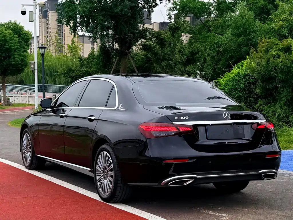 Mercedes-Benz E-Class — миниатюра 8