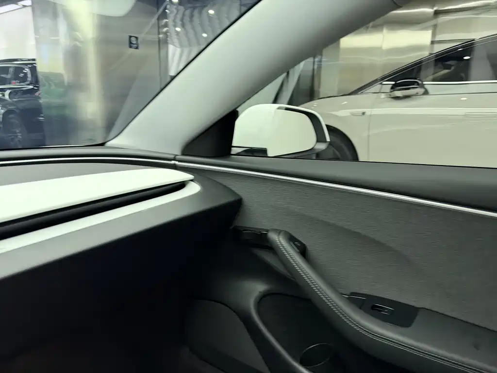 Tesla Model 3 — миниатюра 10