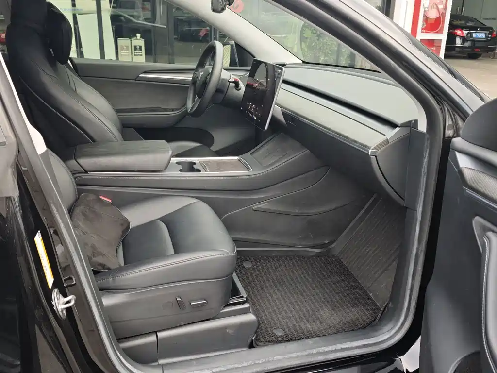Tesla Model Y — миниатюра 10