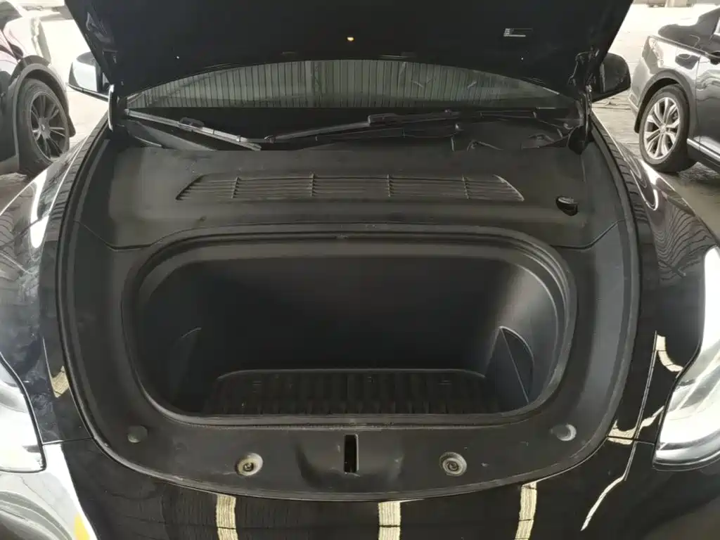 Tesla Model Y — миниатюра 20